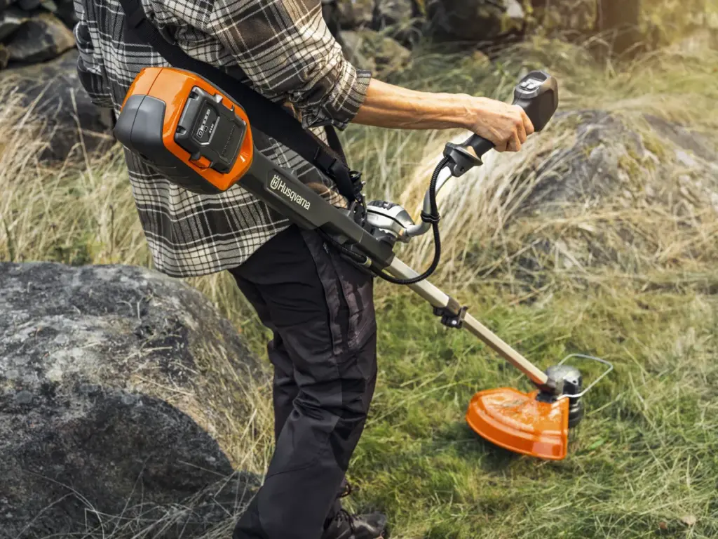 HUSQVARNA 220iR ar akumulatoru un lādētāju - skats 2