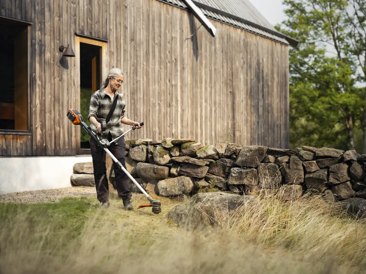 HUSQVARNA 220iR ar akumulatoru un lādētāju - skats 3