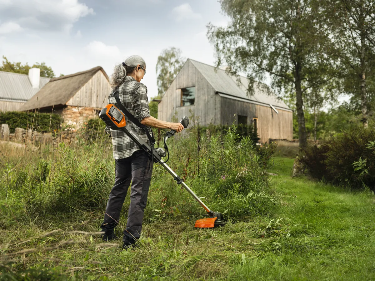 HUSQVARNA 220iR ar akumulatoru un lādētāju - skats 4