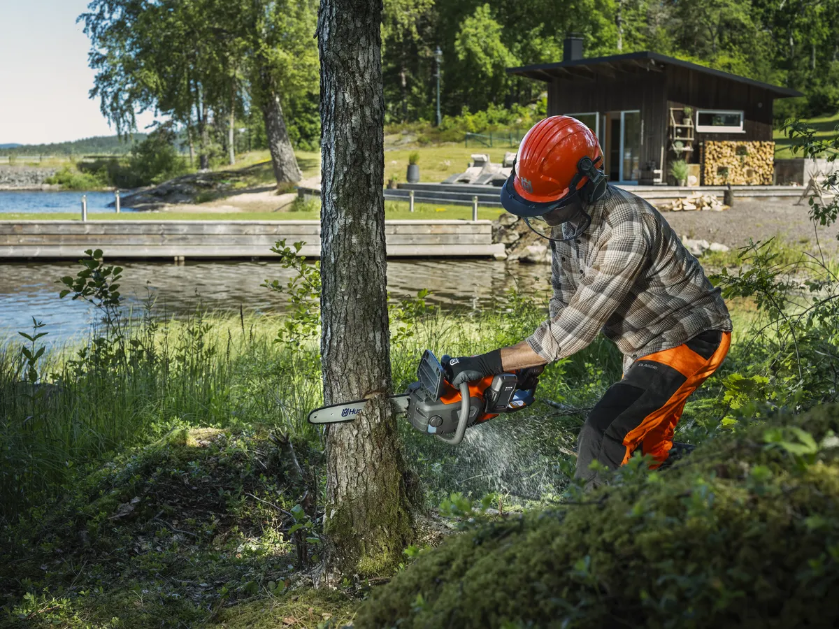 HUSQVARNA 242i ar akumulatoru un lādētāju - skats 2