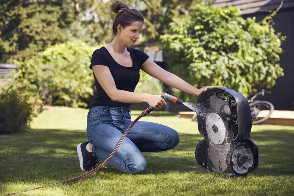 HUSQVARNA AUTOMOWER® 305 - skats 4