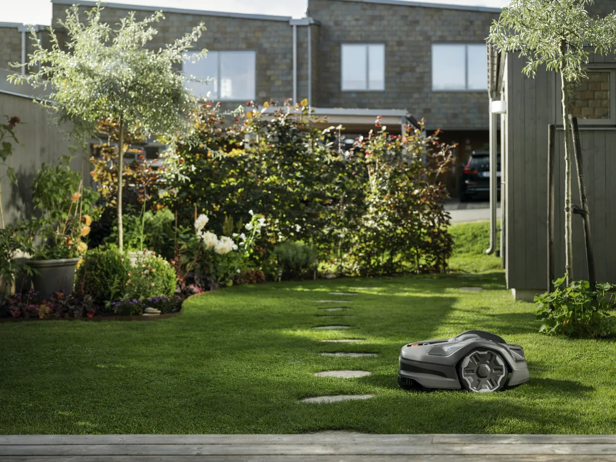 HUSQVARNA Automower® 305E NERA - skats 2