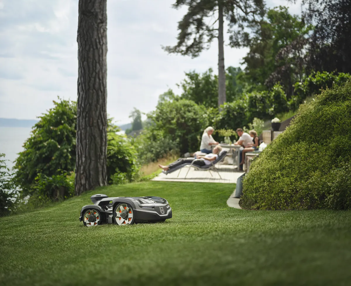 HUSQVARNA Automower® 435X AWD NERA ar bezvadu tehnoloģiju - skats 3