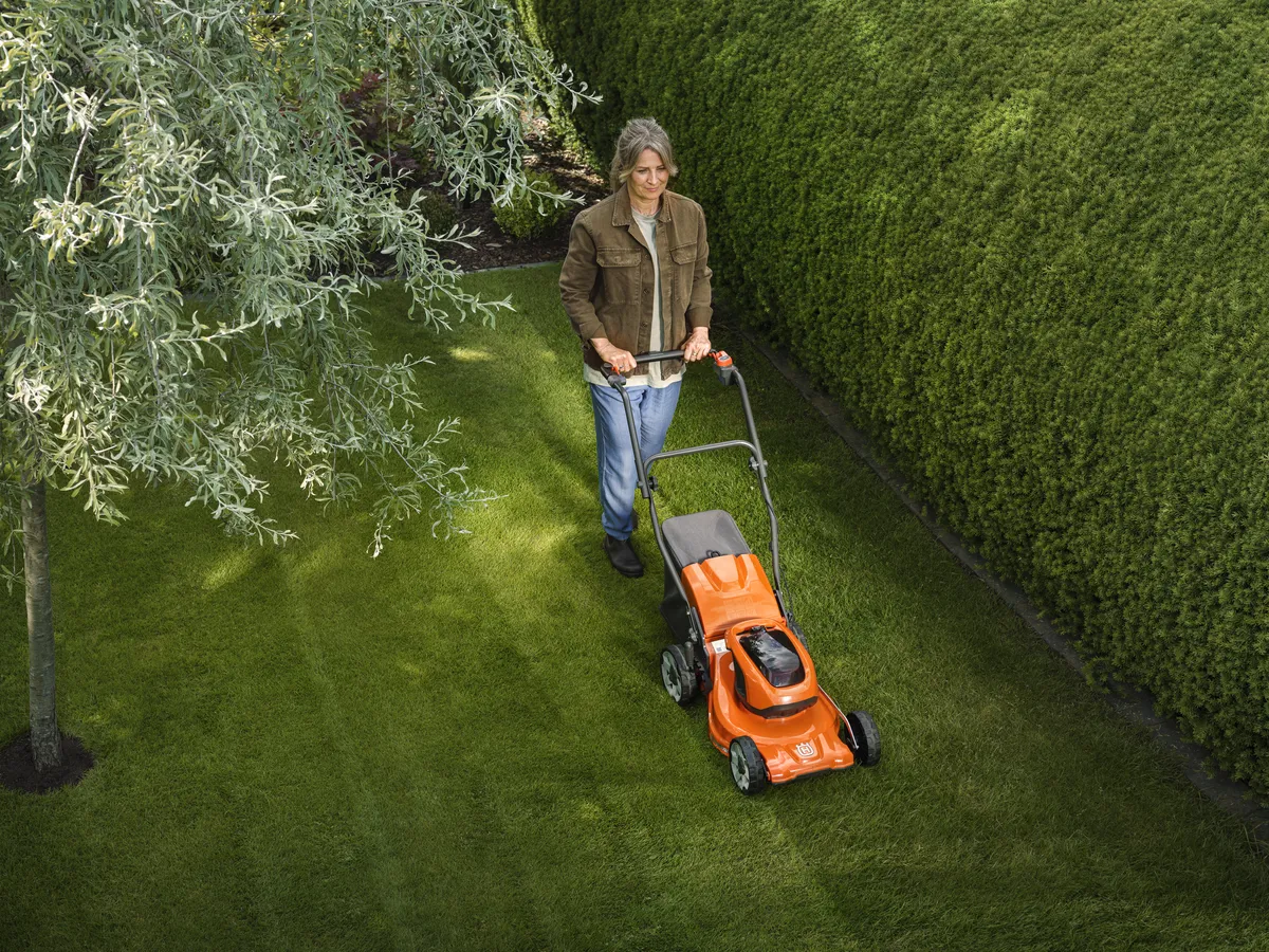HUSQVARNA LC 137i ar akumulatoru un lādētāju - skats 4