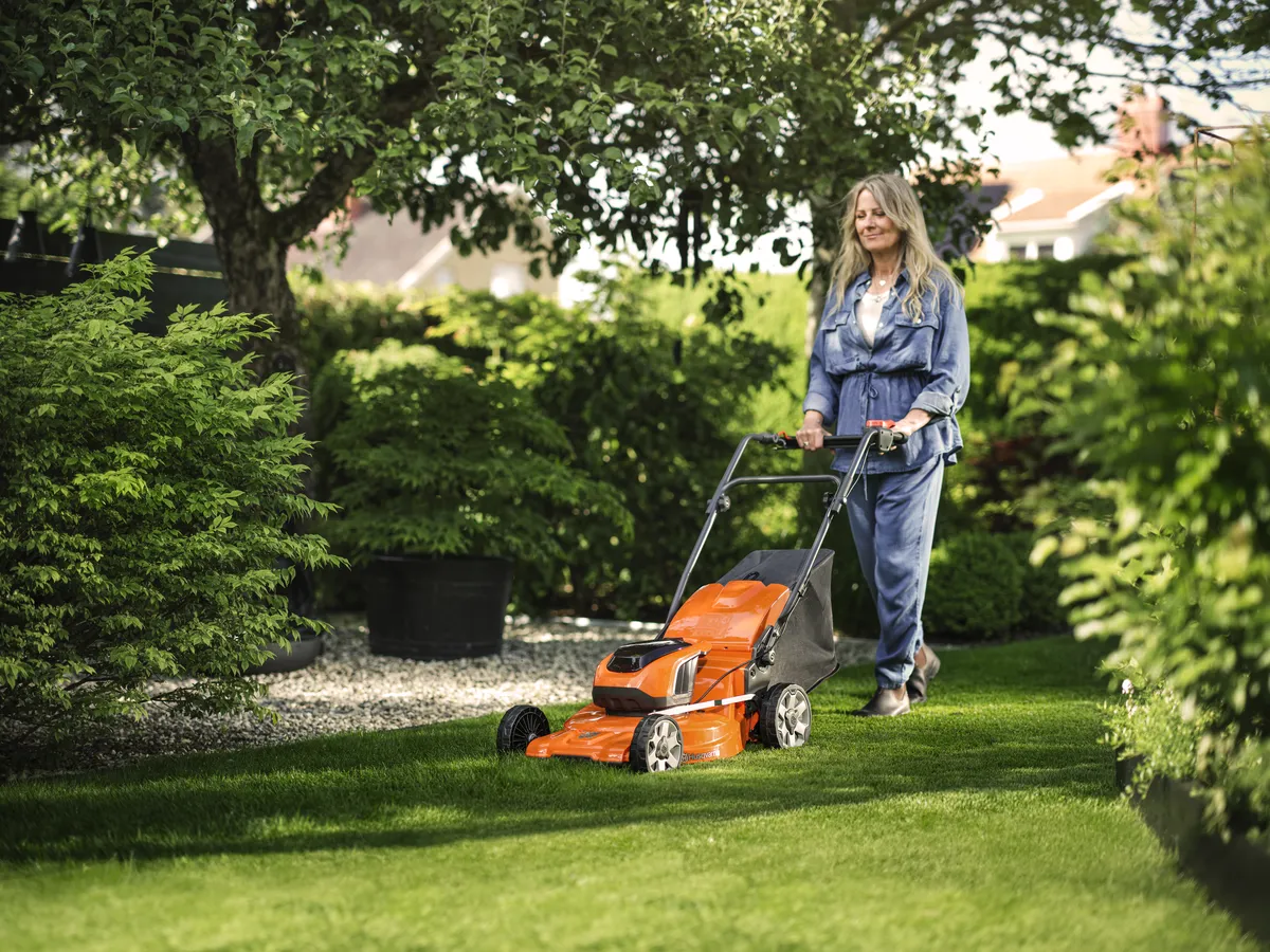 HUSQVARNA LC 142iS ar akumulatoru un lādētāju - skats 4