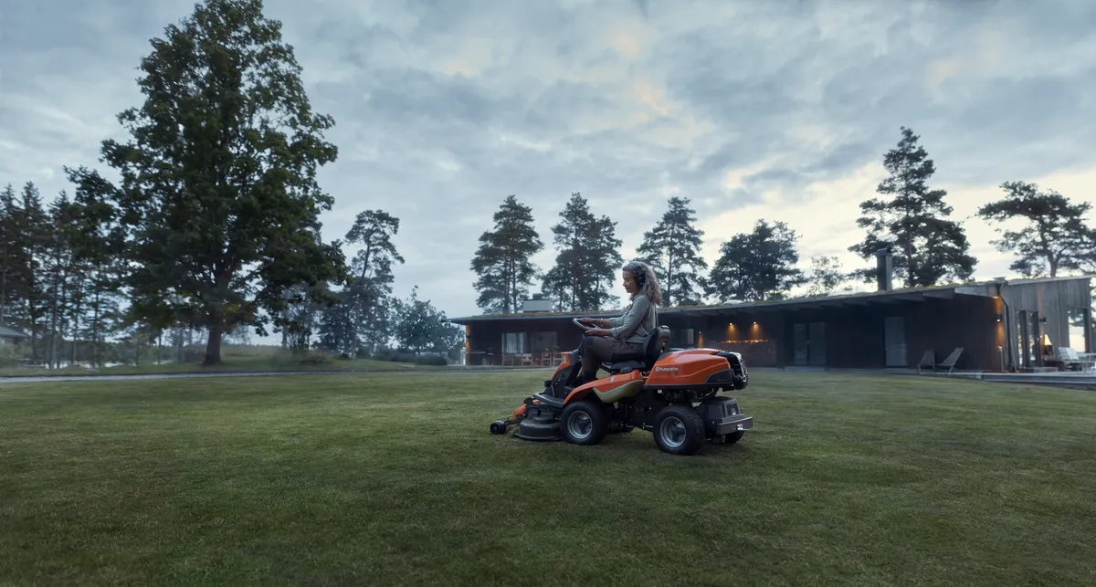 HUSQVARNA R 216T AWD - skats 2