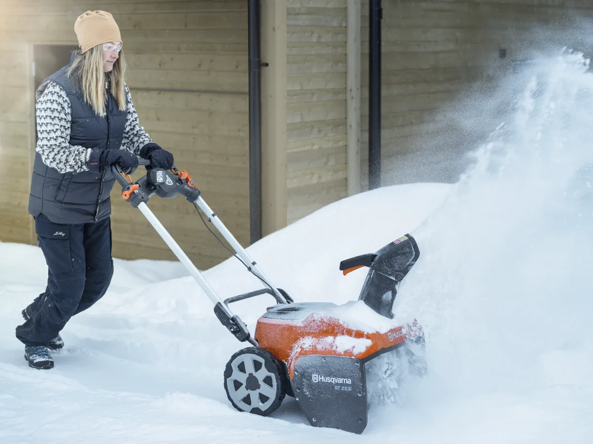 HUSQVARNA ST 253i - skats 4